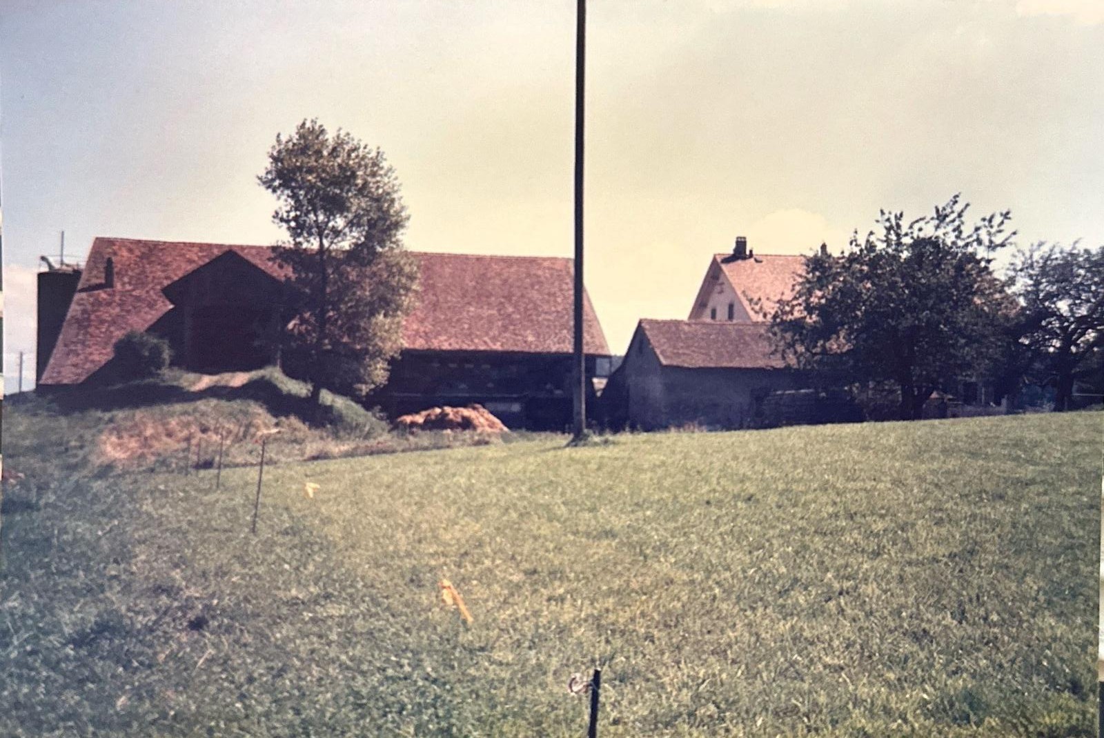 le domaine familial à montpreveyres, bâtiments de ferme et prairie